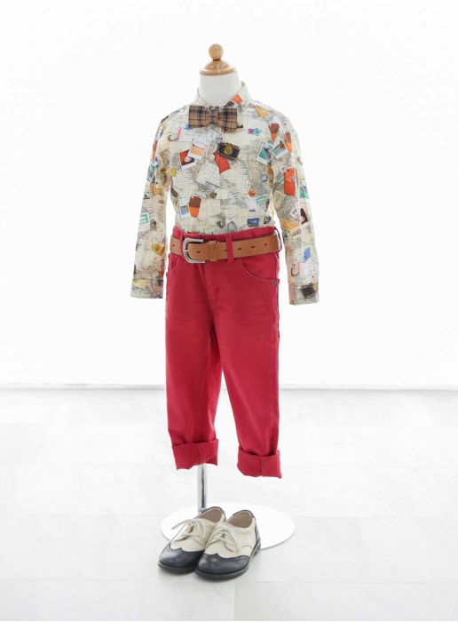 柄シャツ×赤パンツ
