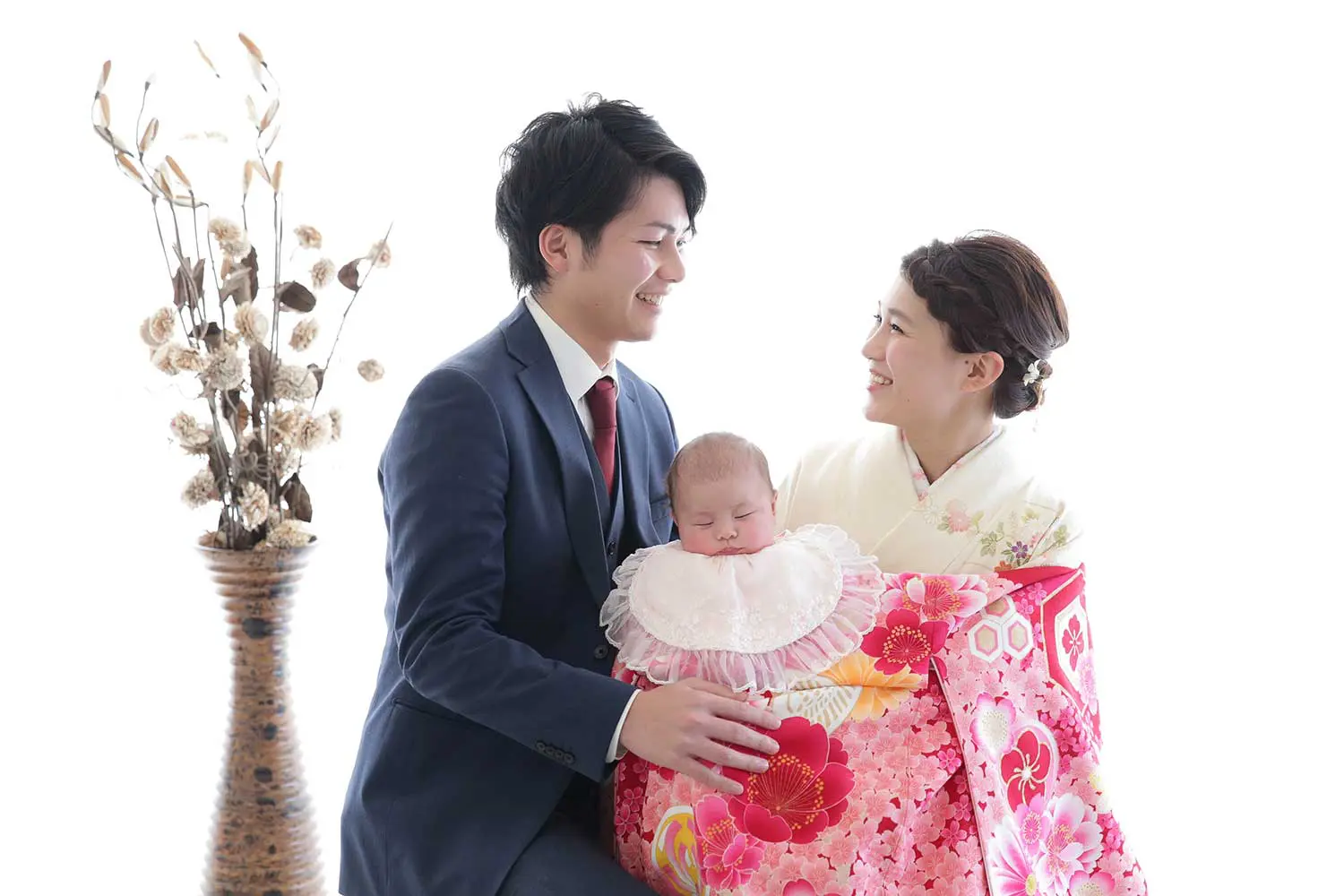 お宮参りの服装は?赤ちゃん・両親・祖父母の衣装一挙ご紹介!|記念写真ならスタジオエミュ ‐studio emu‐ レース スカーフ ストール ニューボーンフォト 新生児 記念撮影 アイボリー